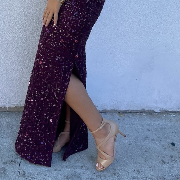 Adrianna Papell Sequined Cap Sleeve Gown - Picture 4 of 5